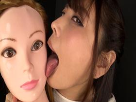 マネキンをベロでしゃぶりつくす美女　サンプル画像14